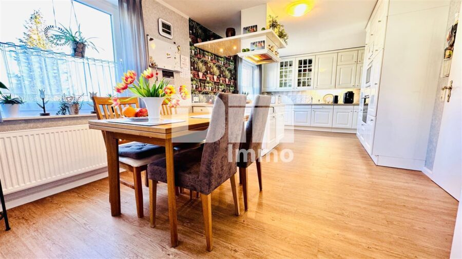 Einfamilienhaus BJ 1980 mit Einliegerwohnung, Studio + Dachterrasse - EG Wohnküche inkl. Einbauküche